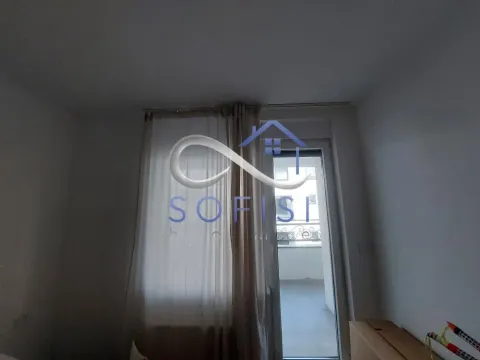Pogled na prozor sa zavesama i izlaz na terasu u praznoj prostoriji. - image 6