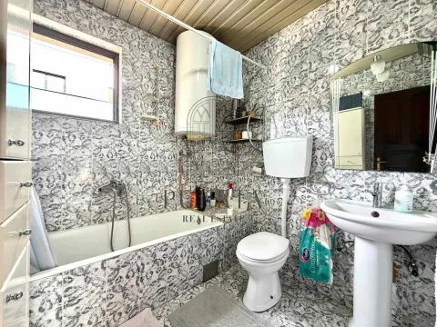 Manje kupatilo sa kadom, umivaonikom i wc šoljom. - image 12