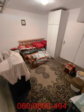 Manja dnevna soba sa nameštajem i tepihom. - image 15
