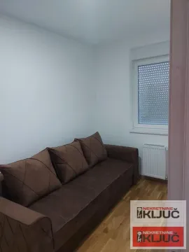 Manja soba sa bračnim krevetom i prozorom. - image 13