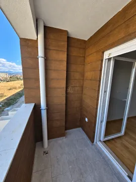 Nenamješten balkon sa drvenom oblogom na zidu i izlazom u prostoriju. - image 7