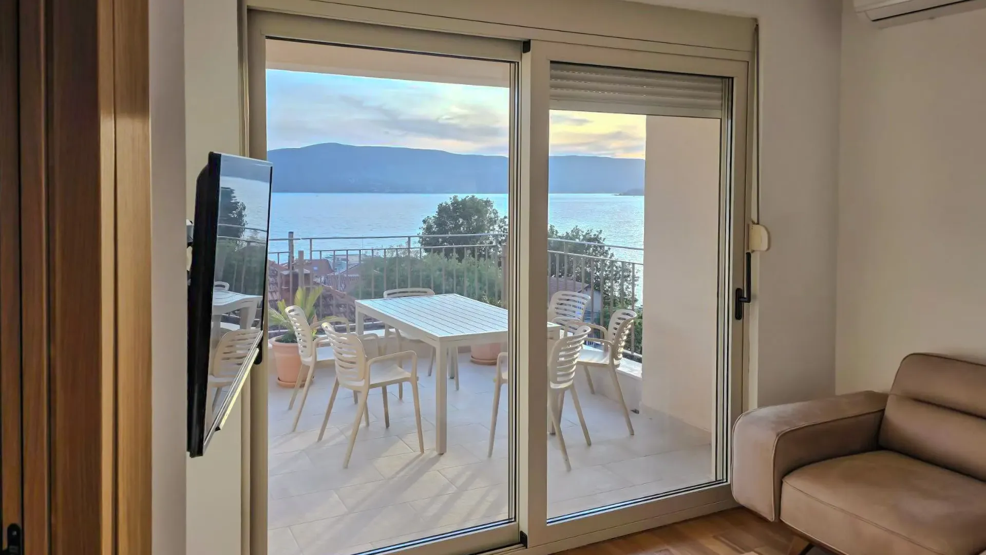 Izdavanje, dvosoban stan, 66m², Kumbor, Herceg Novi