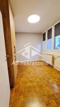 Prazna spavaća soba sa parketom i ugradnim ormarom. - image 8