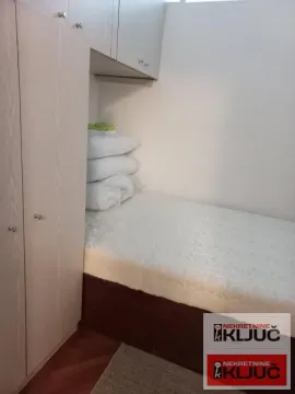 Manja spavaća soba sa krevetom i ugradnim ormanom. - image 12