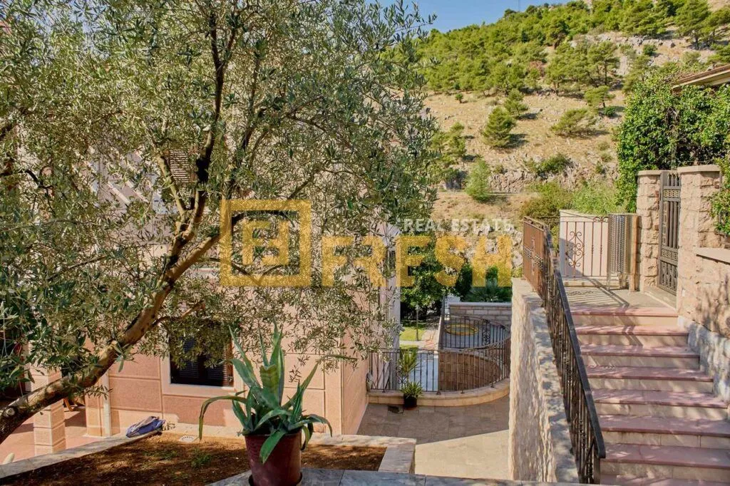 Izdavanje, kuća, 300m², Zagorič, Podgorica