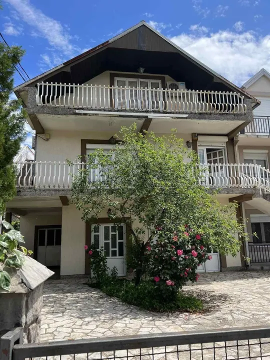Rent, house, 250m², Tološi, Podgorica