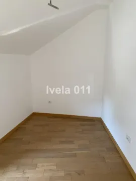 Prazna prostorija sa parketom i belim zidovima u potkrovlju. - image 5