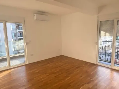 Izdavanje, dvosoban stan, 62m², Stari Aerodrom, Podgorica - image 4