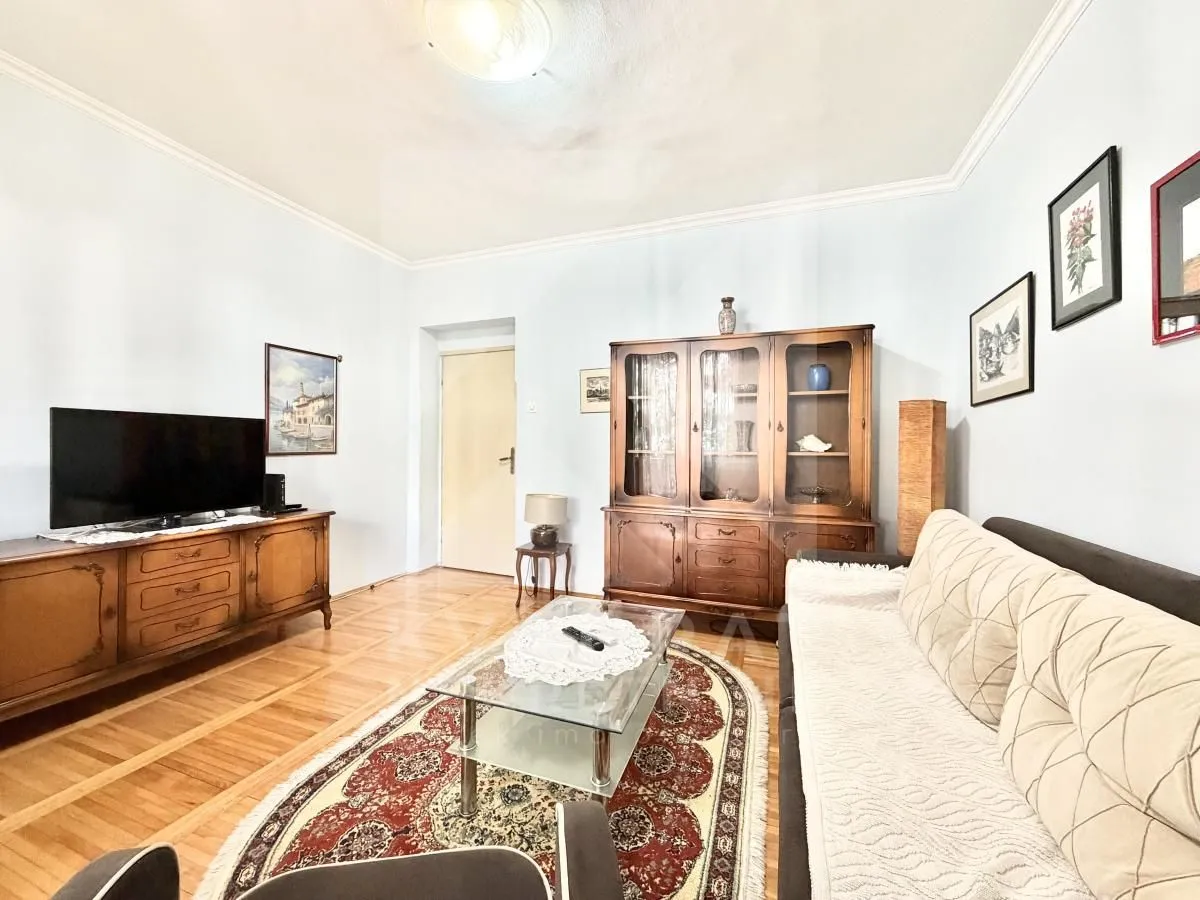 Living room furnished with classic style furniture.
