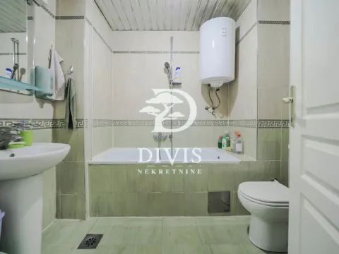 Kupatilo sa kadom, umivaonikom, WC šoljom i bojlerom. - image 13