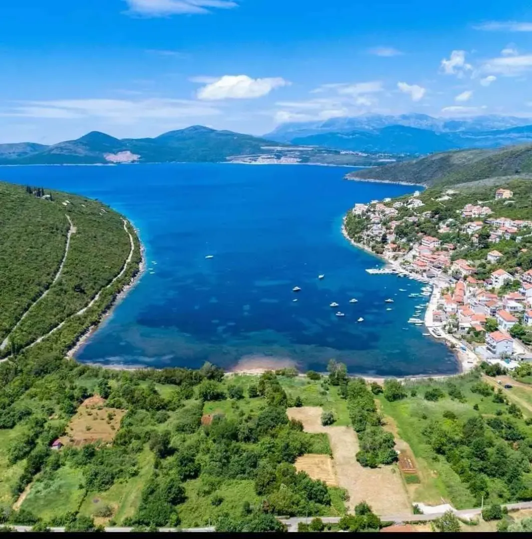 Pogled iz vazduha na zaliv, obalu i naselje.