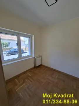 Prazna soba sa parketom i prozorom. - image 7