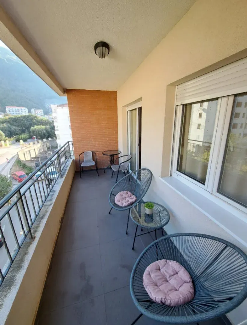 Izdavanje, jednosoban stan, 58m², Lazi, Budva