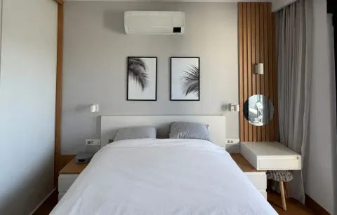 Modern bedroom with a double bed and built-in wardrobe. - image 9