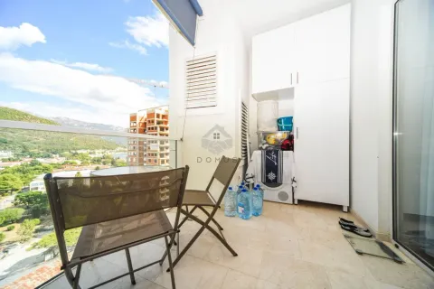 Namješten balkon sa stolom, stolicama i ugradnim ormarom. - image 9