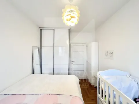 Spavaća soba sa bračnim krevetom, krevetcem i ugradnim plakarom. - image 6