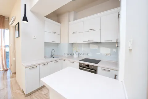 Moderna bijela kuhinja sa ugradnim aparatima i šankom. - image 5