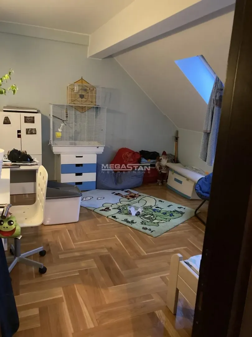 Dečja soba sa parketom na podu i krovnim prozorom.