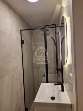 Moderno opremljeno kupatilo sa tuš kabinom i umivaonikom. - image 19