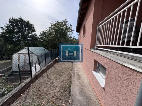 Pogled na dvorište i bočnu stranu kuće sa balkonom. - image 45