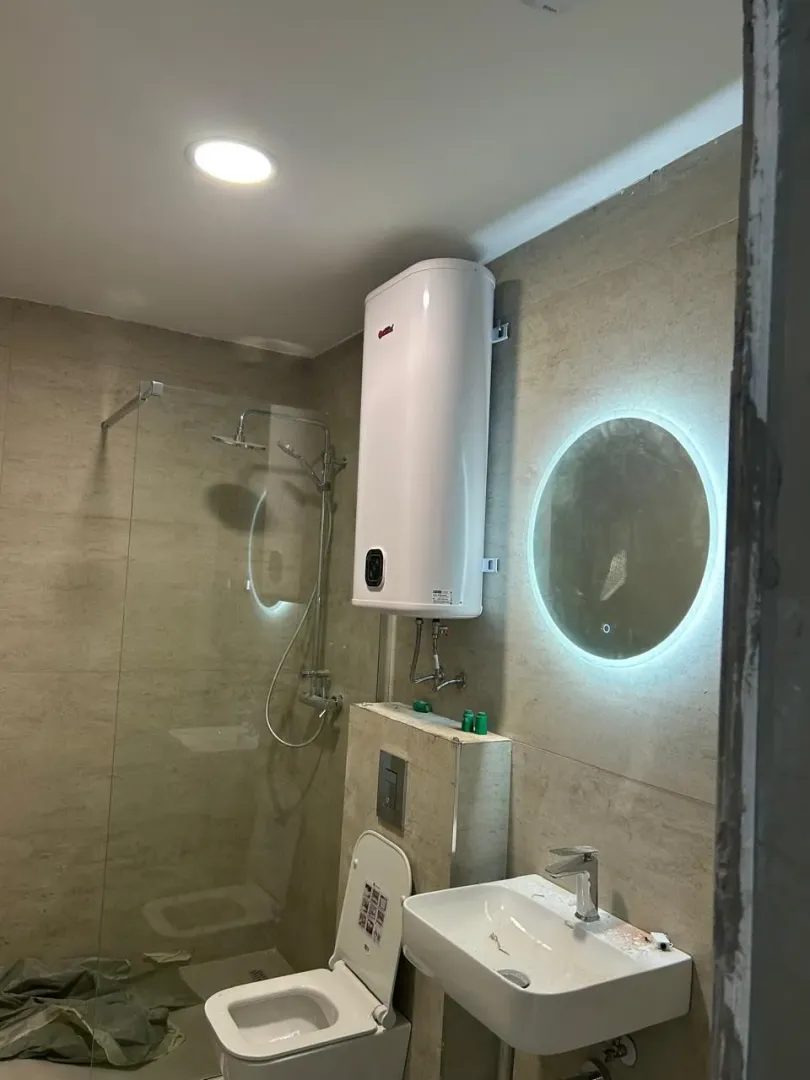 Novoopremljeno kupatilo sa tuš kabinom, umivaonikom, WC šoljom i bojlerom.