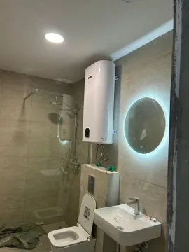 Novoopremljeno kupatilo sa tuš kabinom, umivaonikom, WC šoljom i bojlerom. - image 5