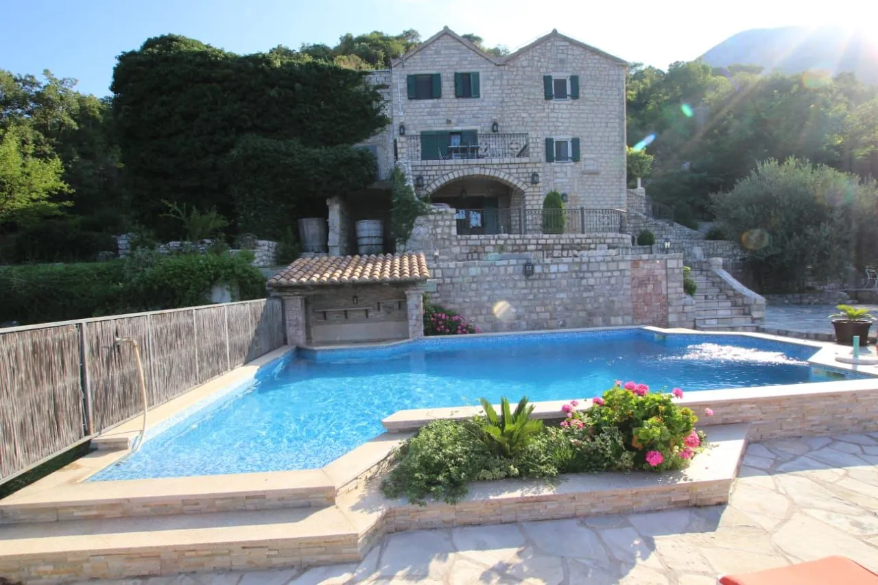 Rent, house, 350m², Blizikuće, Budva