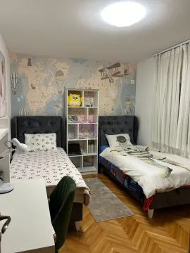 Dječija soba sa dva kreveta i tapetom sa motivom mape svijeta. - image 12