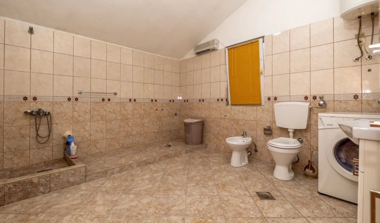 Prodaja, kuća, 258m², Pod Goricom, Podgorica