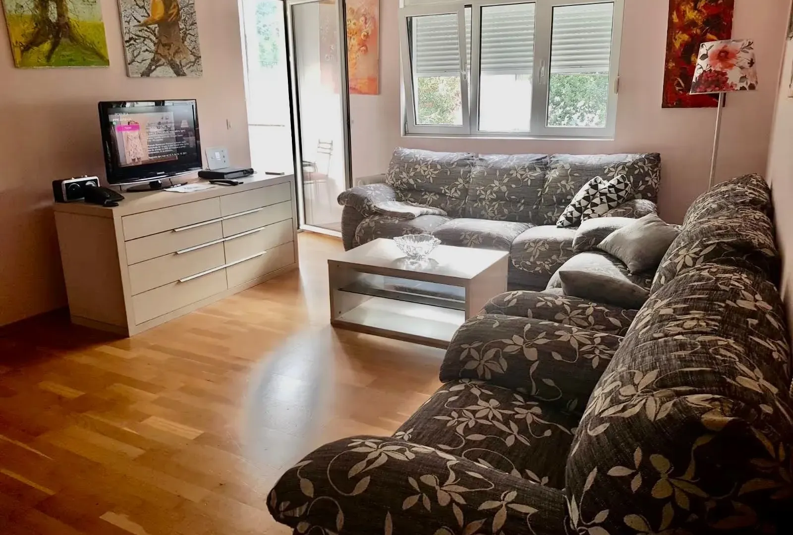 Izdavanje, dvosoban stan, 70m², Lazi, Budva