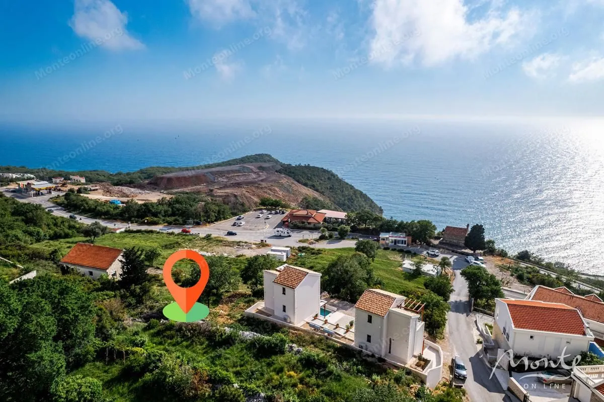 Pogled iz vazduha na kompleks kuća sa pogledom na more.