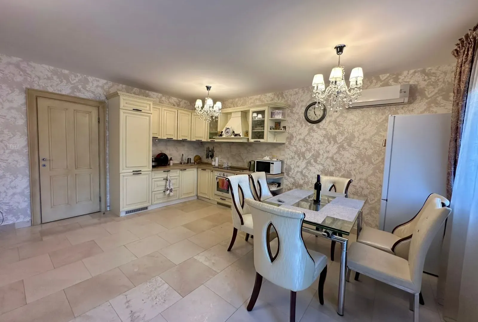 Izdavanje, kuća, 180m², Lastva Grbaljska, Kotor