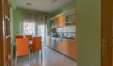 Kuhinja sa trpezarijom i narandžastim elementima. - image 7