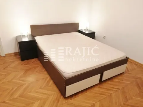 Furnished bedroom with a double bed and nightstands. - image 10