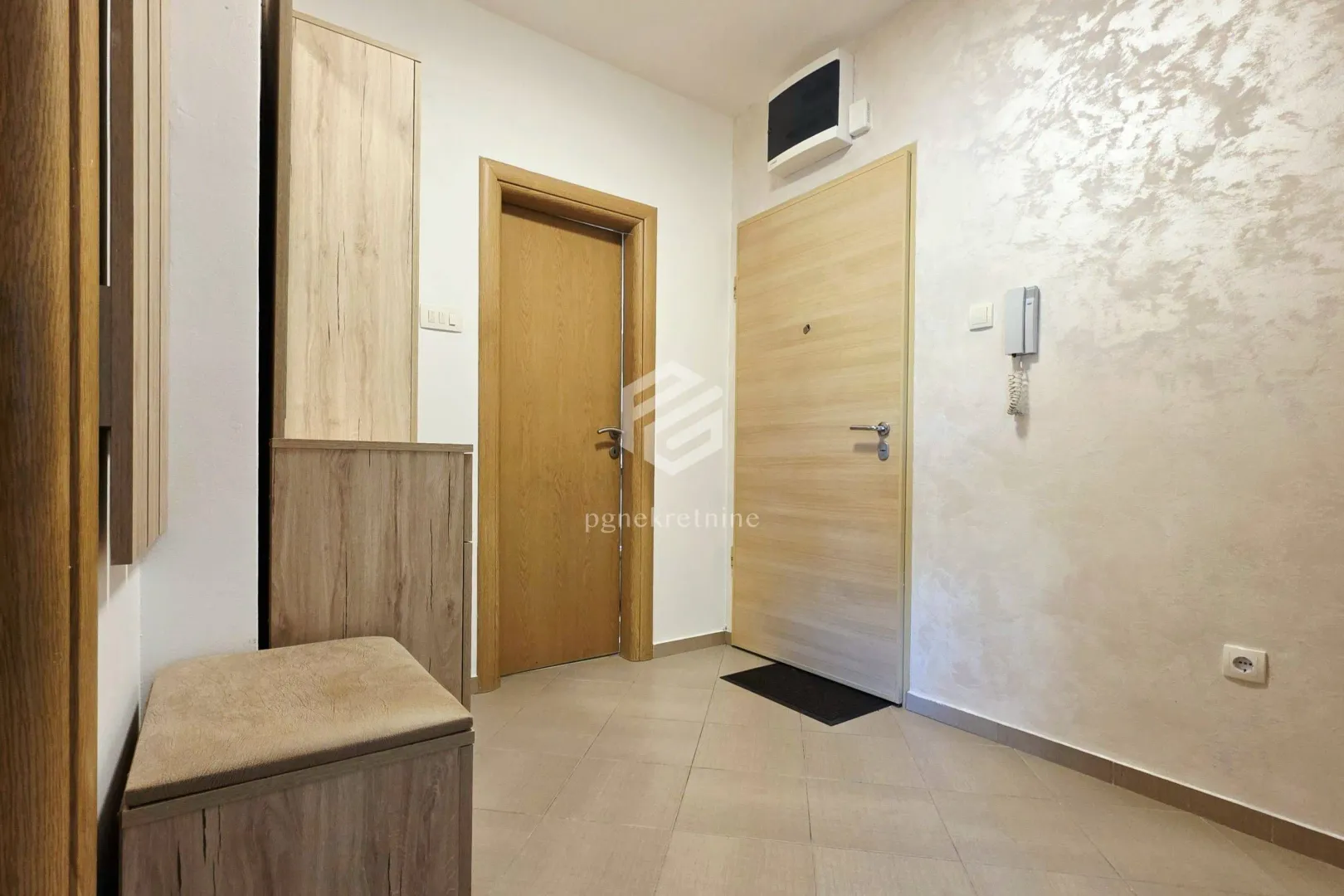 Izdavanje, dvosoban stan, 58m², Tuški Put, Podgorica