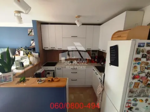 Manja kuhinja sa belim elementima i šankom. - image 6