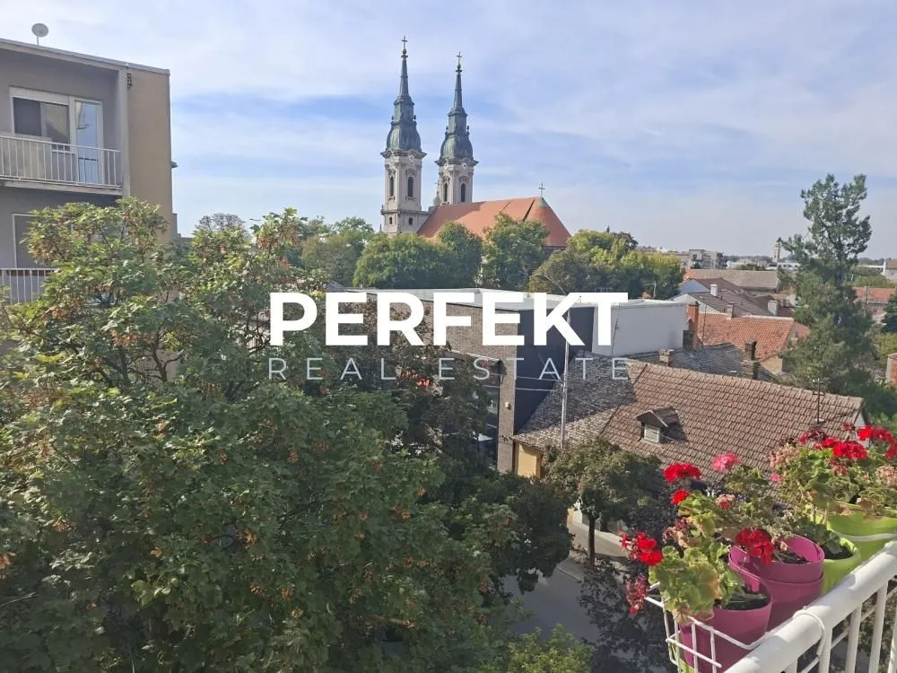 Pogled sa terase na grad i crkvu.