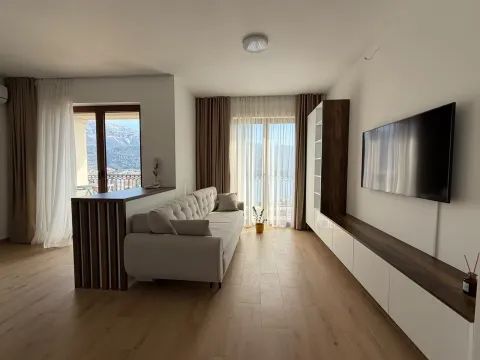 Svijetao dnevni boravak sa garniturom, TV-om i izlazom na terasu. - image 15