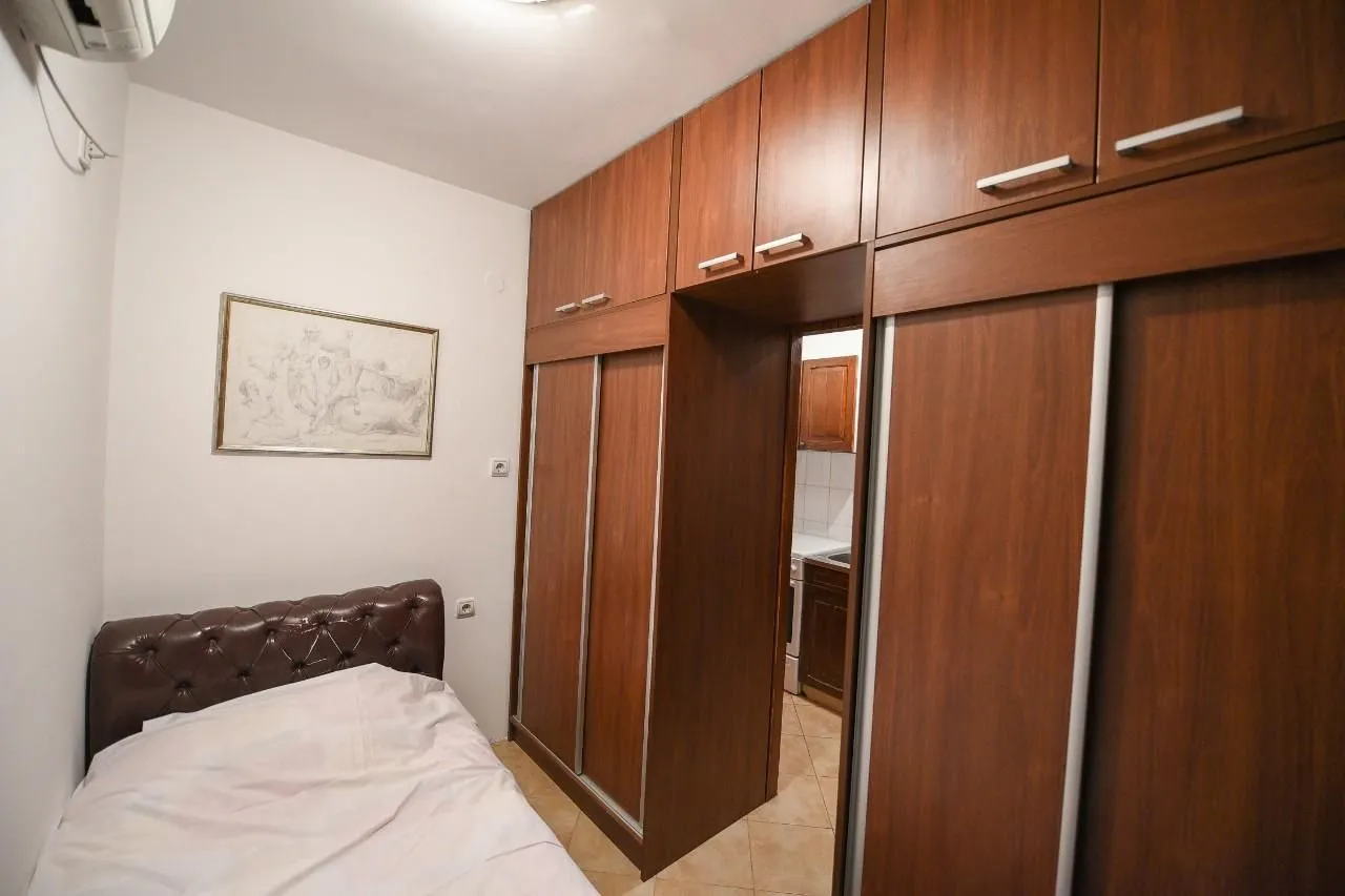 Spavaća soba sa velikim ugradnim plakarom.