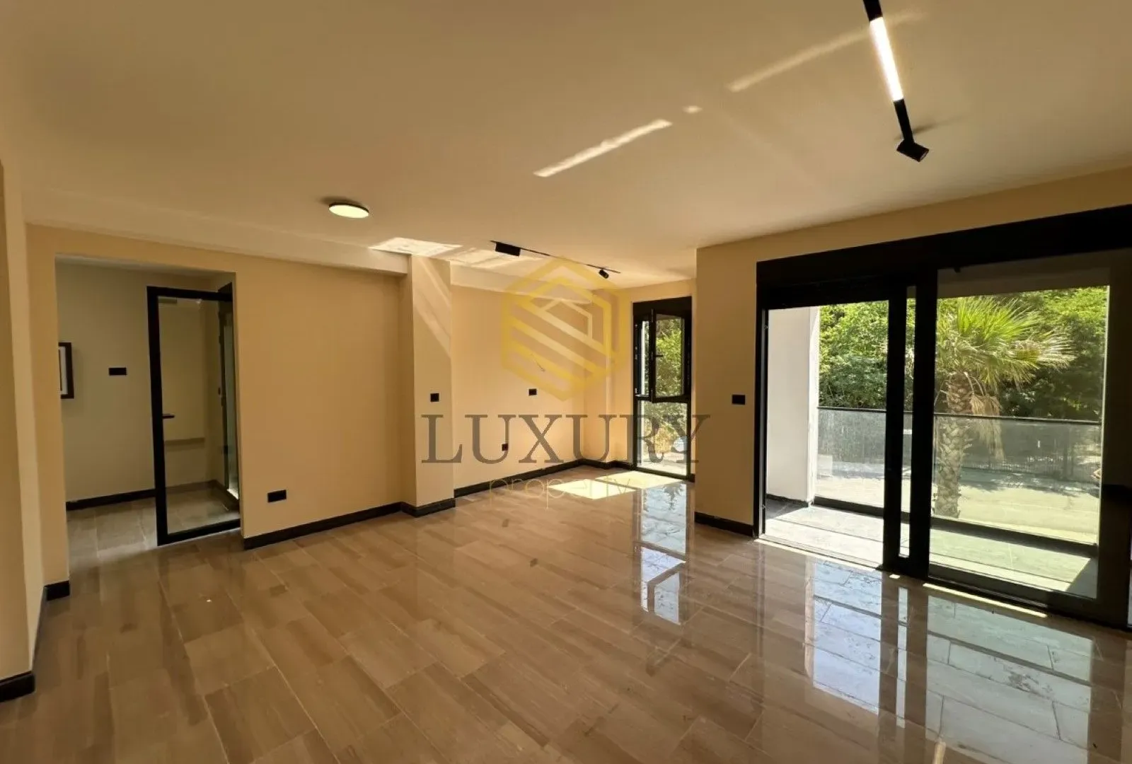 Izdavanje, trosoban stan, 111m², Zagorič, Podgorica
