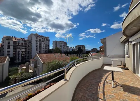 Spacious terrace with seating furniture and a city view. - image 17
