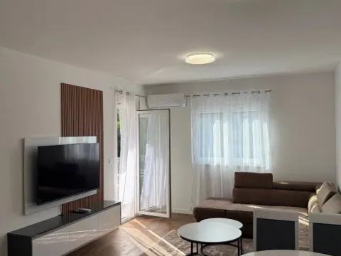 Izdavanje, jednosoban stan, 47m², Stari Aerodrom, Podgorica