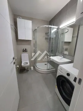 Moderno kupatilo sa tuš kabinom, umivaonikom i veš mašinom. - image 9