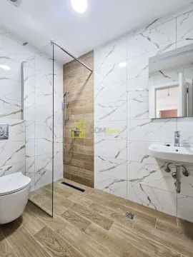 Moderne kupatilo sa tuš kabinom, umivaonikom i toaletom. - image 4