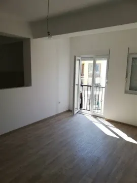 Prazna soba sa izlazom na balkon i svijetlim zidovima. - image 16