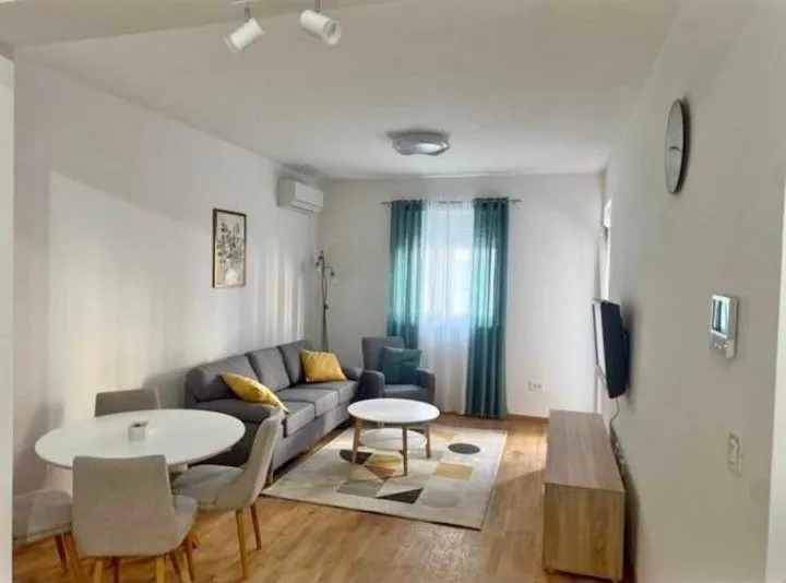 Izdavanje, jednosoban stan, 43m², Stari Aerodrom, Podgorica