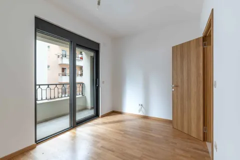 Prazna soba sa parketom i izlazom na balkon. - image 5
