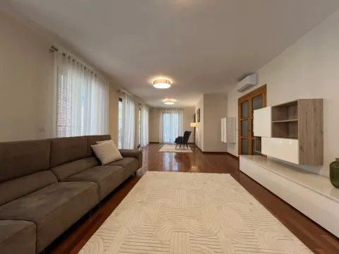 Izdavanje, četvorosoban stan, 200m², Gorica C, Podgorica - image 2