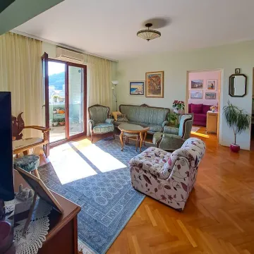 Dnevni boravak sa garniturom za sjedenje, tepihom i izlazom na terasu. - image 5