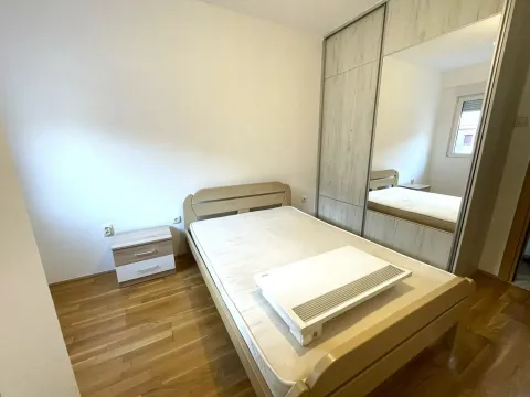 Namještena spavaća soba sa bračnim krevetom, noćnim stočićem i velikim ugradnim ormarom sa ogledalom. - image 8